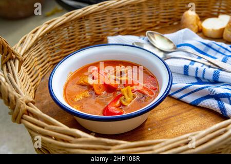 Über einem offenen Feuer wird Wassergulasch zubereitet! Stockfoto