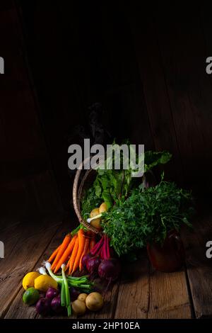 Korb mit versch. gemüse: rote beete und karotte Stockfoto