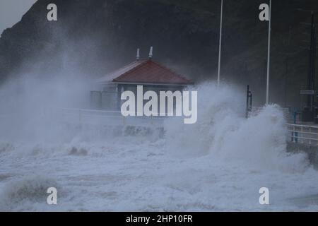 Aberystwyth, Großbritannien. 18th. Februar 2022. Aberystwyth Wales Vereinigtes Königreich Wetter 18th Februar 2022 . Sturm EUNICE stürmt die Westküste von Wales. Mit einer bernsteinfarbenen Wetterwarnung in Kraft heftigen und schädlichen Winden von bis zu 90 mph fahren in riesigen Wellen, Schäden an Strukturen und Eigentum sehr wahrscheinlich. Kredit: mike davies/Alamy Live Nachrichten Stockfoto