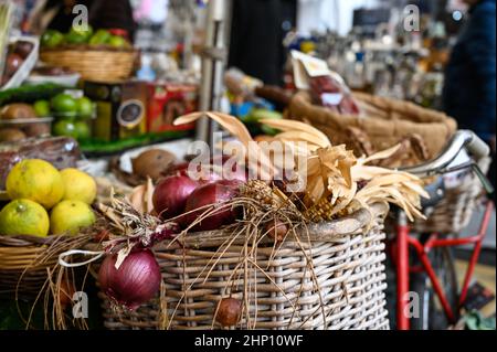 Zwiebeln im Korb an einem römischen Marktstand. Stockfoto