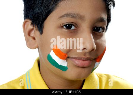 Indien Asien Mai. 21 2008 - Indischer Asiatischer achtjähriger Junge mit indischer dreifarbiger Flagge auf dem Gesicht zum Unabhängigkeitstag des Republikanischen Tages. Stockfoto