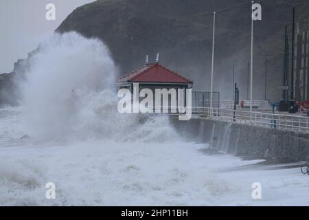 Aberystwyth, Großbritannien. 18th. Februar 2022. Aberystwyth Wales Vereinigtes Königreich Wetter 18th Februar 2022 . Sturm EUNICE stürmt die Westküste von Wales. Mit einer bernsteinfarbenen Wetterwarnung in Kraft heftigen und schädlichen Winden von bis zu 90 mph fahren in riesigen Wellen, Schäden an Strukturen und Eigentum sehr wahrscheinlich. Kredit: mike davies/Alamy Live Nachrichten Stockfoto