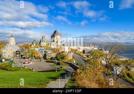 Atemberaubender Panoramablick auf die Altstadt von Quebec City mit Fairmont Le Chateau Frontenac und dem Saint Lawrence River in der Herbstsaison, Quebec, Kanada Stockfoto