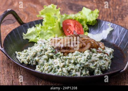 bayrische hausgemachte Pasta mit Zwiebeln Stockfoto