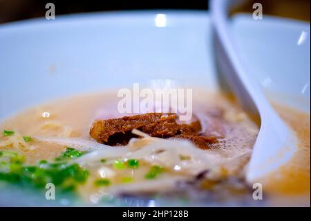 Original japanische Rindfleisch-Ramen-Nudeln Suppe closeup Stockfoto