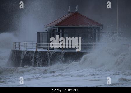 Aberystwyth, Großbritannien. 18th. Februar 2022. Aberystwyth Wales Vereinigtes Königreich Wetter 18th Februar 2022 . Sturm EUNICE stürmt die Westküste von Wales. Mit einer bernsteinfarbenen Wetterwarnung in Kraft heftigen und schädlichen Winden von bis zu 90 mph fahren in riesigen Wellen, Schäden an Strukturen und Eigentum sehr wahrscheinlich. Kredit: mike davies/Alamy Live Nachrichten Stockfoto