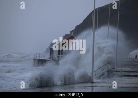 Aberystwyth, Großbritannien. 18th. Februar 2022. Aberystwyth Wales Vereinigtes Königreich Wetter 18th Februar 2022 . Sturm EUNICE stürmt die Westküste von Wales. Mit einer bernsteinfarbenen Wetterwarnung in Kraft heftigen und schädlichen Winden von bis zu 90 mph fahren in riesigen Wellen, Schäden an Strukturen und Eigentum sehr wahrscheinlich. Kredit: mike davies/Alamy Live Nachrichten Stockfoto