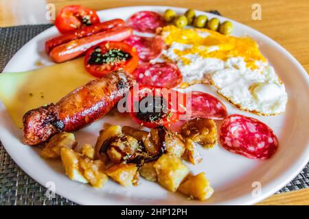 Typisch englisches Frühstück auf einem weißen Teller Mallorca Spanien. Stockfoto