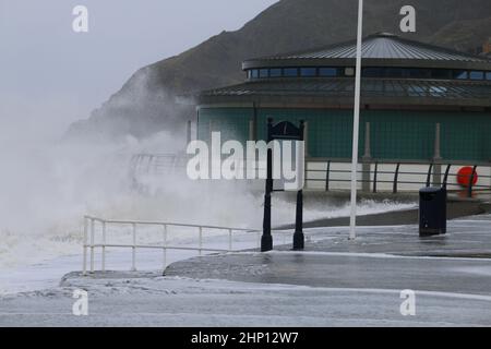 Aberystwyth, Großbritannien. 18th. Februar 2022. Aberystwyth Wales Vereinigtes Königreich Wetter 18th Februar 2022 . Sturm EUNICE stürmt die Westküste von Wales. Mit einer bernsteinfarbenen Wetterwarnung in Kraft heftigen und schädlichen Winden von bis zu 90 mph fahren in riesigen Wellen, Schäden an Strukturen und Eigentum sehr wahrscheinlich. Kredit: mike davies/Alamy Live Nachrichten Stockfoto