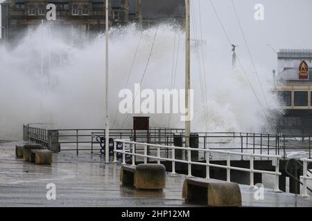 Aberystwyth, Großbritannien. 18th. Februar 2022. Aberystwyth Wales Vereinigtes Königreich Wetter 18th Februar 2022 . Sturm EUNICE stürmt die Westküste von Wales. Mit einer bernsteinfarbenen Wetterwarnung in Kraft heftigen und schädlichen Winden von bis zu 90 mph fahren in riesigen Wellen, Schäden an Strukturen und Eigentum sehr wahrscheinlich. Kredit: mike davies/Alamy Live Nachrichten Stockfoto