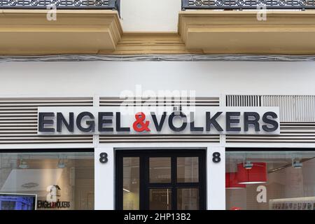 VALENCIA, SPANIEN – 15. FEBRUAR 2022: Engel & Völkers ist ein deutsches Unternehmen, das Dienstleistungen im Zusammenhang mit Immobilientransaktionen anbietet Stockfoto