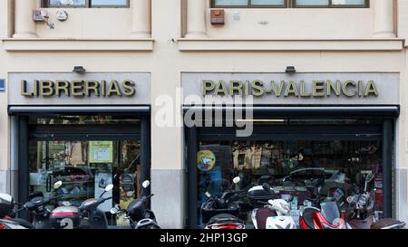 VALENCIA, SPANIEN - 15. FEBRUAR 2022: Paris Valencia ist eine traditionelle valencianische Buchhandlung Stockfoto