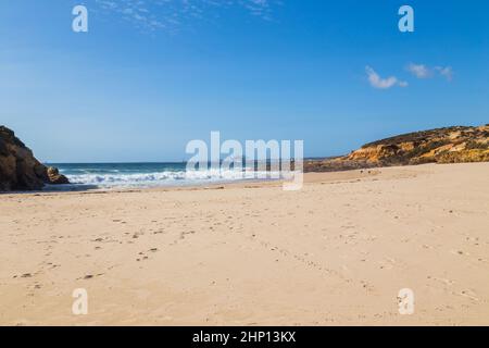 Schöner leerer Strand in Alentejo, Portugal Stockfoto