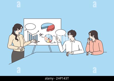 Marketing-Business-Präsentation und Coaching-Konzept. Junge positive Kollegen sitzen und hören einer Sprecherin zu, die eine Präsentation darüber macht Stockfoto