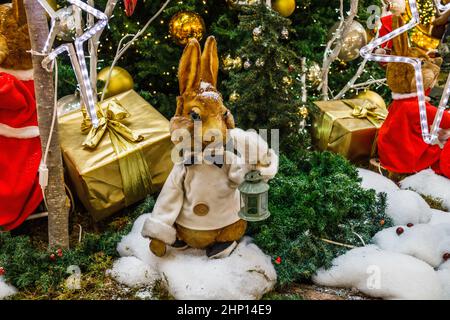 Weihnachtsdekoration mit Geschenkschachteln und Weihnachtsfiguren unter dem Tannenbaum. Stockfoto