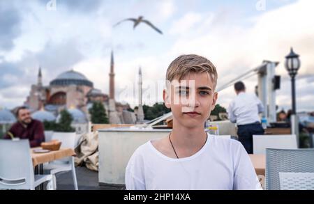 Tourist wird vor dem Hintergrund der Sehenswürdigkeiten Istanbul Hagia Sophia Museum fotografiert. Stockfoto