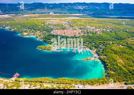 Stadt Omisalj auf der Insel Krk Antenne Panorama, Kvarner Bucht von Kroatien Stockfoto