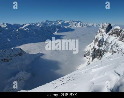 Über dem Nebelmeer, Berge im Winter, Titlis Stockfoto