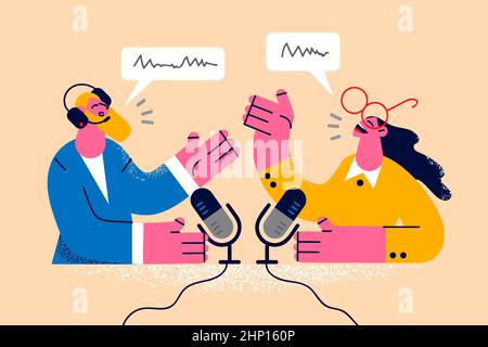 Ein lächelnder Radiomoderator spricht mit einem Gast am Mikrofon im Live-Stream in der Luft. Glücklicher Moderator hat Kommunikation mit dem Sprecher, nimmt Podcast zusammen auf. Ente Stockfoto