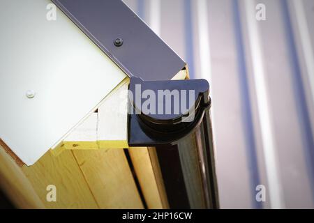 Installation Des Regenrinne-Rohrleitungssystems. Dachkonstruktion. Regenrinne System und Dachschutz vor Schnee. Hausrinnen, Dachrinnen, Dachrinnen Stockfoto