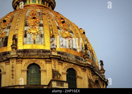 Auf dem Dach von Les Invalides in Paris schließen sich gegen einen blauen Himmel. Stockfoto