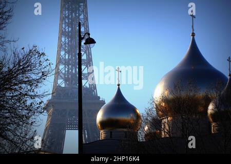 Blick auf die russisch-orthodoxe Kirche Cathedrale de la Sainte Trinité in der Nähe des Eiffelturm in Paris, die den Spitznamen hl. Wladimir, im Jahr 2016 eingeweiht. Stockfoto