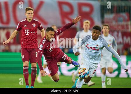 Corentin TOLISSO, FCB 24 Wettkampf um den Ball, Tackling, Duell, Header, zweikampf, Aktion, Kampf gegen Chikwubuike Adamu, FC Salzburg Nr. 9 im Spiel FC Red Bull SALZBURG - FC BAYERN MÜNCHEN der Fußball UEFA Champions League, Runde von 16 in der Saison 2021/2022 in Salzburg, 16. Februar 20201. Achtelfinale, FCB, Red Bull, © Peter Schatz / Alamy Live News Stockfoto