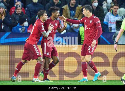 Kingsley Coman, FCB 11 feiert 1-1 Tor, glücklich, lachen, feiern, Lucas HERNANDEZ (FCB 21) Robert LEWANDOWSKI, FCB 9 im Spiel FC Red Bull SALZBURG - FC BAYERN MÜNCHEN der Fußball UEFA Champions League, Runde von 16 in der Saison 2021/2022 in Salzburg, 16. Februar 20201. Achtelfinale, FCB, Red Bull, © Peter Schatz / Alamy Live News Stockfoto