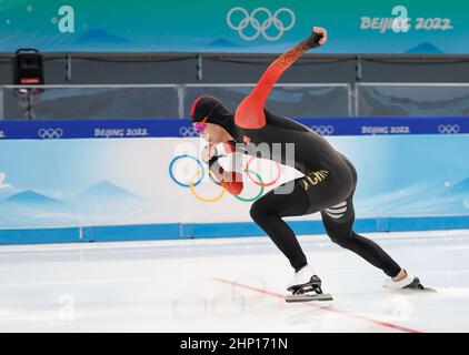 Peking, China. 18th. Februar 2022. Ning Zhongyan aus China tritt bei den Olympischen Winterspielen 1000m der Eisschnelllauf-Männer in Peking 2022 beim Nationalen Eisschnelllauf-Oval in Peking, der Hauptstadt Chinas, am 18. Februar 2022 an. Quelle: Ding Xu/Xinhua/Alamy Live News Stockfoto