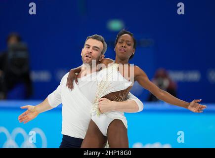 Peking, China. 18th. Februar 2022. Peking, China, Olympische Winterspiele 2022, 18. Februar 2022: Vanessa James und Eric Radford aus Kanada beim Eiskunstlauf im Capital Indoor Stadium. Kim Price/CSM. Quelle: Cal Sport Media/Alamy Live News Stockfoto