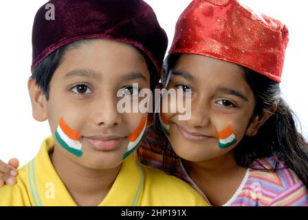 Indien; Asien Mai. 21 2008 Indischer Bruder und Schwester von Parsi mit indischer dreifarbiger Flagge auf dem Gesicht zum Unabhängigkeitstag / Tag der Republik Stockfoto