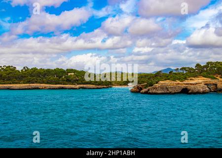 Türkisfarbener Strand und Bucht von Cala Mondrago Samarador auf Mallorca Balearen Spanien. Stockfoto