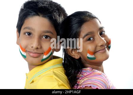 Indien; Asien; Mai. 21; 2008 indischer / asiatischer Bruder und Schwester mit indischer dreifarbiger Flagge auf dem Gesicht zum Unabhängigkeitstag / Tag der Republik. Stockfoto