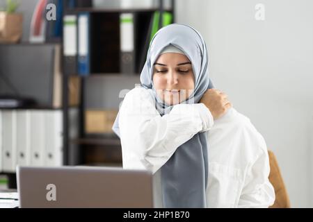 Nackenschmerzen Schlechte Körperhaltung Frau Sitzt Im Büro Stockfoto