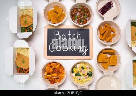 Zubereitung Und Kochen Von Batch-Mahlzeiten. Zubereitetes Mittagessen Zum Mitnehmen Stockfoto