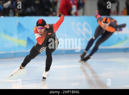 Peking, China. 18th. Februar 2022. Ning Zhongyan (L) aus China tritt bei den Olympischen Winterspielen 1000m der Eisschnelllauf-Männer in Peking 2022 beim Nationalen Eisschnelllauf-Oval in Peking, der Hauptstadt Chinas, am 18. Februar 2022 an. Quelle: Ding Xu/Xinhua/Alamy Live News Stockfoto
