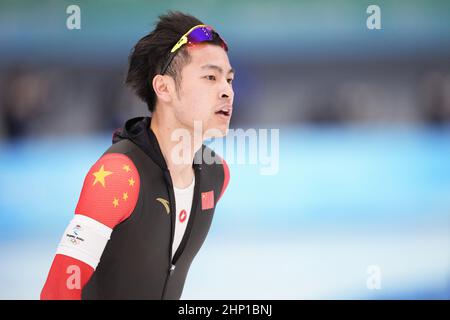 Peking, China. 18th. Februar 2022. Ning Zhongyan aus China reagiert während der Olympischen Winterspiele 1000m der Eisschnelllauf-Männer in Peking 2022 beim Nationalen Eisschnelllauf-Oval in Peking, der Hauptstadt Chinas, am 18. Februar 2022. Quelle: Wang Jianwei/Xinhua/Alamy Live News Stockfoto