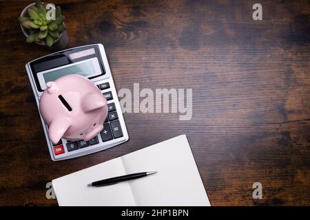 Geld Sparen Und Budget Berechnen. Sparschwein Und Rechner Stockfoto