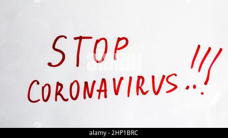 Neues Coronavirus - 2019-nKoV. Stoppen Sie Coronavirus Inschrift mit rotem Marker auf einem weißen Blatt. Das Konzept des Quarantänekoronavirus in der Welt Stockfoto