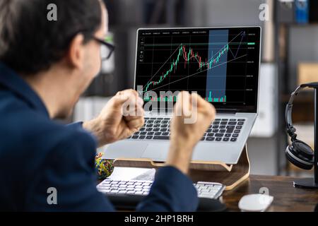 Erfolgreicher Aktienmarkt-Trader, Der Am Laptop Arbeitet Stockfoto