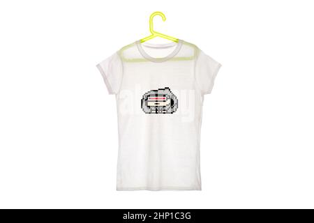 Public Domain NFT-Projekt CrypToadz auf weißem T-Shirt. Digitale Mode, Krypto-Kunst, Wearables, nicht-fungible Token. Stockfoto