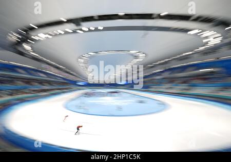 Peking, China. 18th. Februar 2022. Ning Zhongyan aus China tritt bei den Olympischen Winterspielen 1000m der Eisschnelllauf-Männer in Peking 2022 beim Nationalen Eisschnelllauf-Oval in Peking, der Hauptstadt Chinas, am 18. Februar 2022 an. Quelle: Meng Yongmin/Xinhua/Alamy Live News Stockfoto