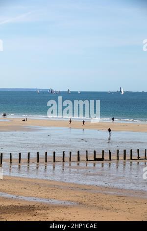 St. Malo, Frankreich - 16. September 2018: Surfer surfen am Strand entlang in Saint Malo. Bretagne, Frankreich Stockfoto