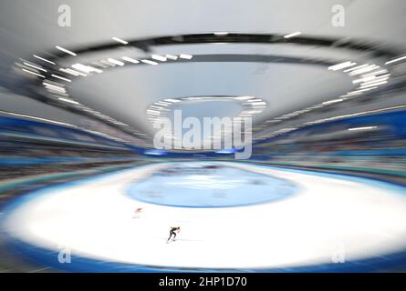 Peking, China. 18th. Februar 2022. Ning Zhongyan aus China tritt bei den Olympischen Winterspielen 1000m der Eisschnelllauf-Männer in Peking 2022 beim Nationalen Eisschnelllauf-Oval in Peking, der Hauptstadt Chinas, am 18. Februar 2022 an. Quelle: Meng Yongmin/Xinhua/Alamy Live News Stockfoto
