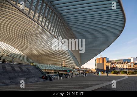 Lüttich, Bahnhof Liège-Guillemins, Entwurf 2009 Santiago Calatrava; Bahnhofsvorplatz Stockfoto