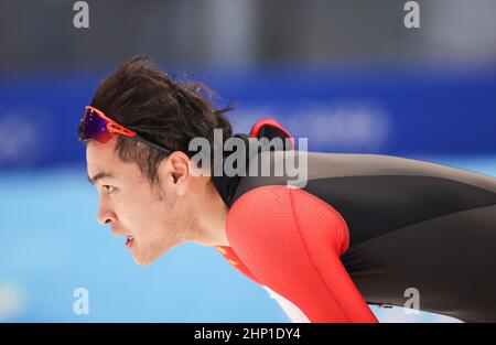 Peking, China. 18th. Februar 2022. Ning Zhongyan aus China reagiert während der Olympischen Winterspiele 1000m der Eisschnelllauf-Männer in Peking 2022 beim Nationalen Eisschnelllauf-Oval in Peking, der Hauptstadt Chinas, am 18. Februar 2022. Quelle: Ding Xu/Xinhua/Alamy Live News Stockfoto