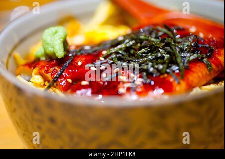 traditionelle japanische Ramen-Nudeln mit Unagi Aal an der Spitze Stockfoto