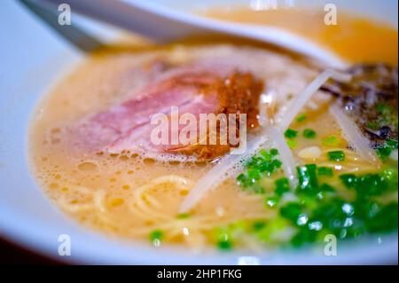 Original japanische Rindfleisch-Ramen-Nudeln Suppe closeup Stockfoto