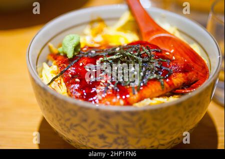 traditionelle japanische Ramen-Nudeln mit Unagi Aal an der Spitze Stockfoto