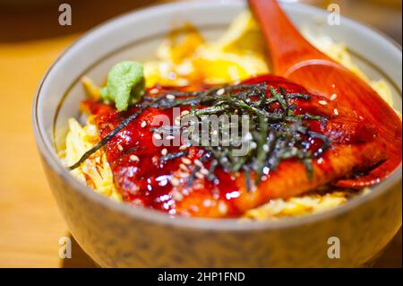 traditionelle japanische Ramen-Nudeln mit Unagi Aal an der Spitze Stockfoto